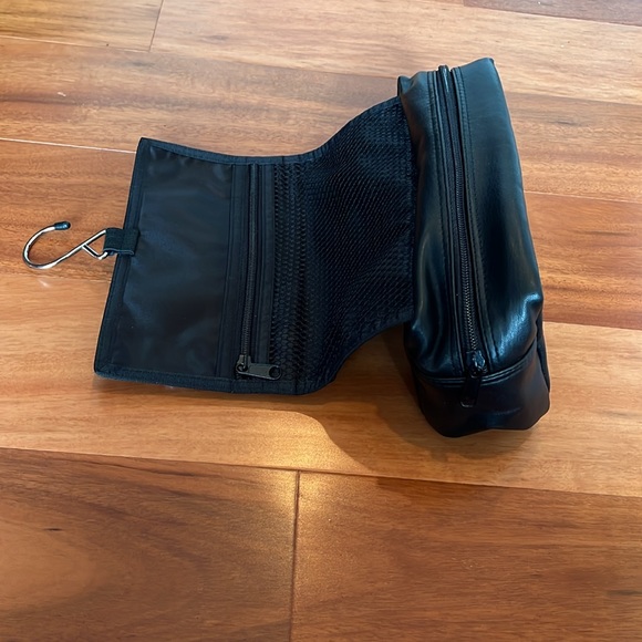 Dockers Black Hanging Toiletry Bag - Picture 9 of 9